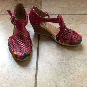 Use Mexican leather shoes